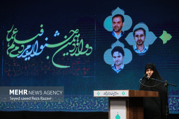   مادر شهیدان خالقی پور در حال سخنرانی در مراسم  افتتاحیه دوازدهمین جشنواره فیلم عمار است