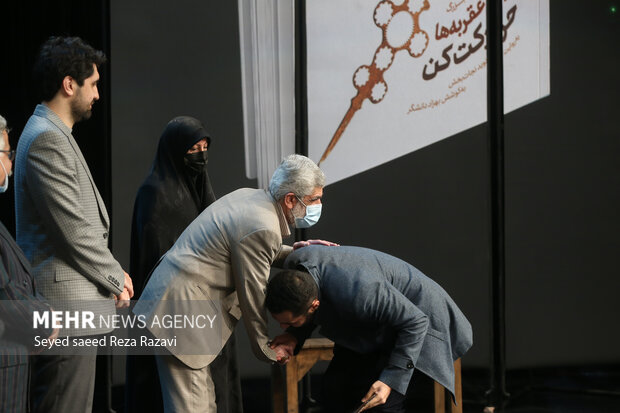  پدر شهید احمدی روشن در  حال تجلیل از یکی از برگزیدگان درمراسم افتتاحیه دوازدهمین جشنواره فیلم عمار است