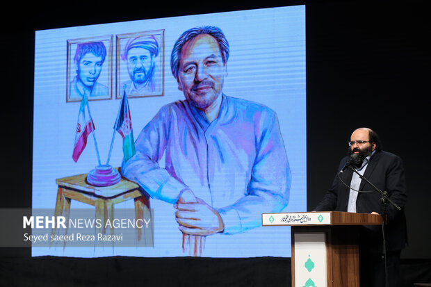  علی محمد مودب  مدیر مؤسسه شهرستان ادب در حال سخنرانی در مراسم افتتاحیه دوازدهمین جشنواره فیلم عمار است