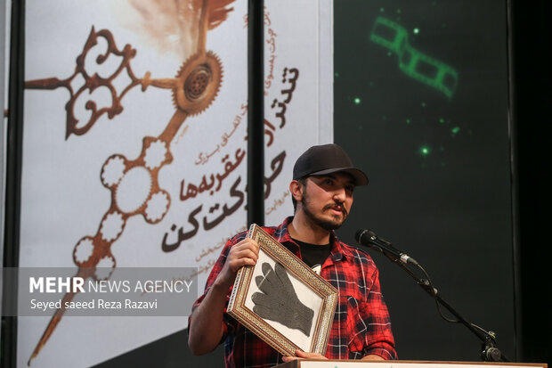  میکاییل براتی گرافیست و تصویرساز در حال سخنرانی در مراسم افتتاحیه دوازدهمین جشنواره فیلم عمار است