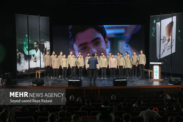 گروه سرود ایرانیوم در حال اجرای سرود در مراسم افتتاحیه دوازدهمین جشنواره فیلم عمار هستند 