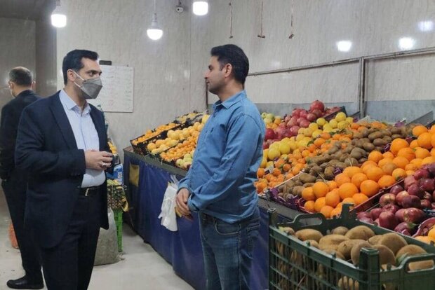 کسبه خارگ اجناس خود را با تخفیف به اهالی جزیره میفروشند