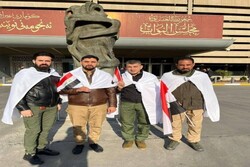 نمایندگان «صدر» با کفن و لباس نظامی در برابر پارلمان عراق حاضر شدند
