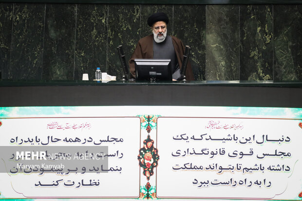 حجت الاسلام سید ابراهیم رئیسی رئیس جمهور در حال سخنرانی در جلسه علنی مجلس شورای اسلامی است