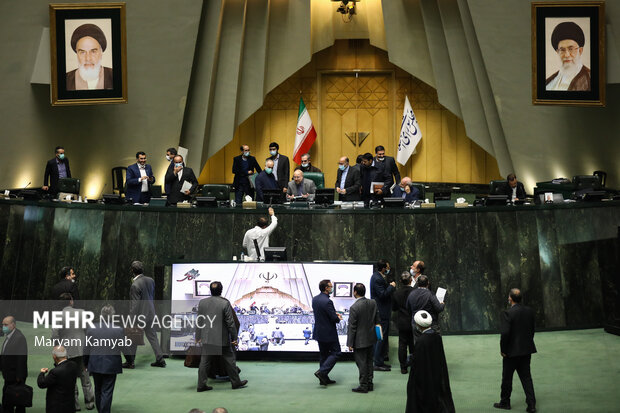 محمدباقر قالیباف رئیس مجلس شورای اسلامی در پایان جلسه علنی مجلس با نمایندگان مجلس گفتگو می کند