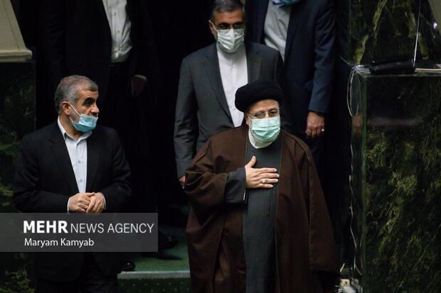 حجت الاسلام سید ابراهیم رئیسی رئیس جمهور در حال ورود به جلسه علنی مجلس شورای اسلامی است