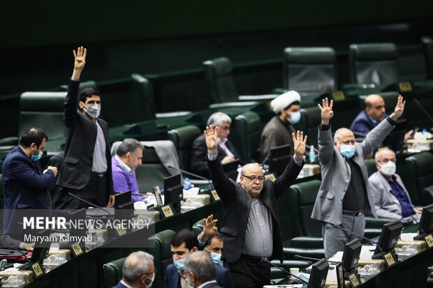 نمایندگان مجلس شورای اسلامی با نشان دادن عدد 4 موافقت خود را با کلیات لایحه بودجه ابراز می کنند