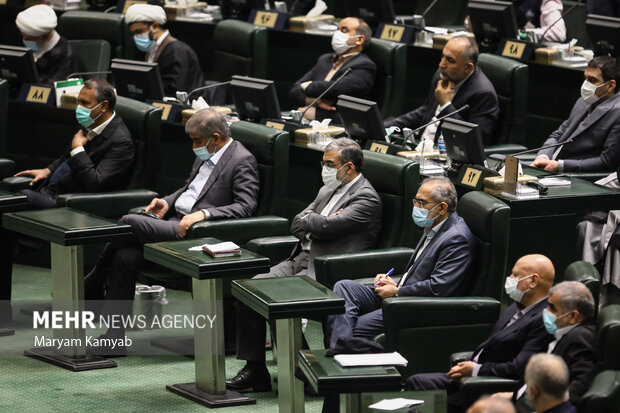 محمد حسینی معاون پارلمانی رئیس جمهور و غلامحسین اسماعیلی رئیس دفتر رئیس جمهور در جلسه علنی مجلس حضور دارند