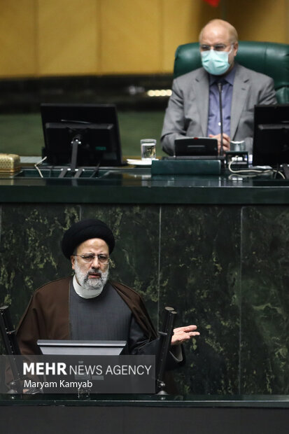 حجت الاسلام سید ابراهیم رئیسی رئیس جمهور در حال سخنرانی در جلسه علنی مجلس شورای اسلامی است