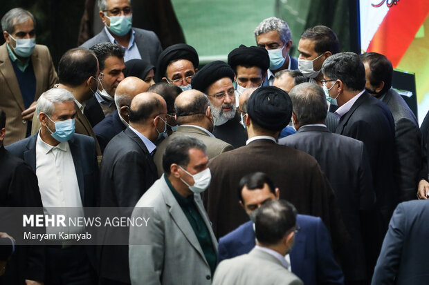 حجت الاسلام سید ابراهیم رئیسی رئیس جمهور پس از پایان سخنرانی در حال خروج از  جلسه علنی مجلس شورای اسلامی است