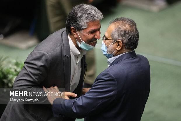 محمد حسینی معاون پارلمانی رئیس جمهور در حال گفتگو با یکی از نمایندگان مجلس است