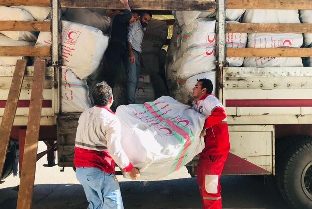  ۱۲۰ تخته پتو و اقلام مصرفی در روستای جیدراز کامفیروز توزیع شد