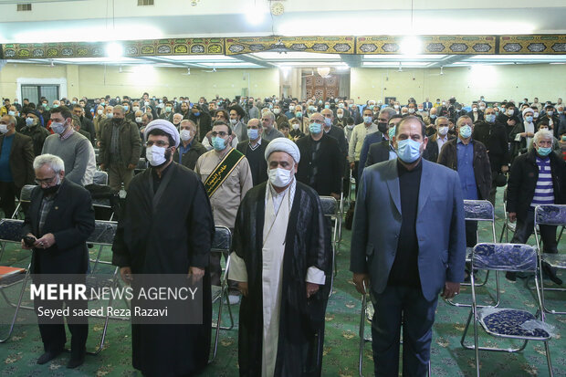  در ابتدای این مراسم مدعوین در حال ادای احترام به سرود جمهوری اسلامی ایران هستند 