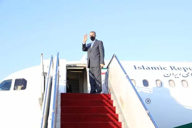 أمير عبد اللهيان يغادر طهران متوجها إلى مسقط