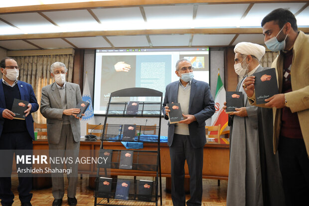 آئین رونمایی از کتاب "سرباز مکتب" صبح دوشنبه در دانشگاه تهران با حضور غلامعلی حداد عادل رئیس فرهنگستان زبان و ادب فارسی و محمد مقیمی و سید محمدحسینی و سیدحسن رضا نقوی نویسنده برگزار شد