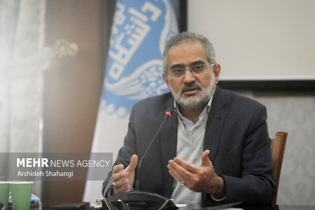 سید محمد حسینی معاون پارلمانی رئیس جمهور در چهارمین همایش ملی دانشگاه اخلاق مدار در حال سخنرانی است