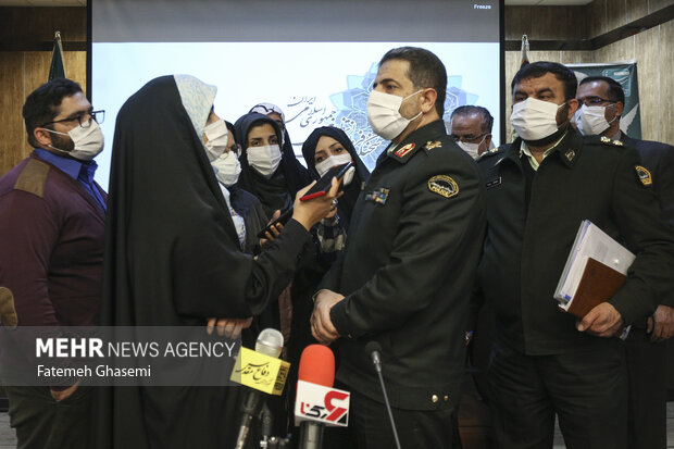 سردار مهدی حاجیان سخنگوی نیروی انتظامی در حال پاسخگویی به سوالات خبرنگاران در پایان نشست خبری است