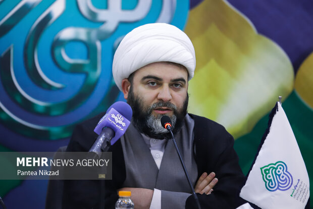  حجت الاسلام  محمد قمی رئیس سازمان تبلیغات اسلامی در حال سخنرانی در نشست هیئت داوران مهرواره هوای نو است