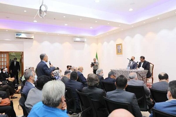 FM Amir-Abdolahian holds meeting with Iranians in Muscat 