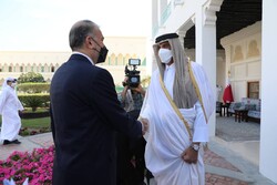 وزير الخارجية الإيراني يلتقي أمير قطر
