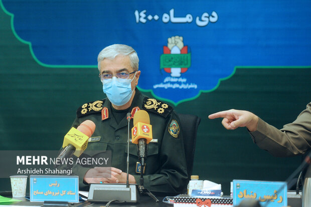 سردار محمد باقری رئیس ستاد کل نیروهای مسلح در حال سخنرانی در همایش مدیران بنیاد حفظ آثار و ارزش های دفاع مقدس است