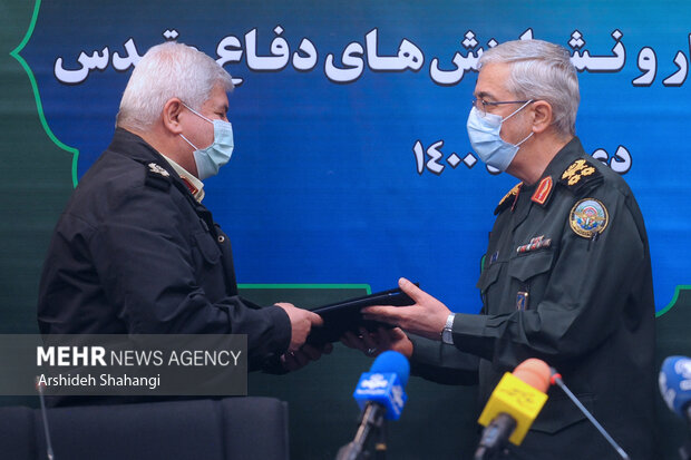 سردار محمد باقری رئیس ستاد کل نیروهای مسلح در حال تقدیر از یکی از مدیران بنیاد حفظ آثار و ارزش های دفاع مقدس است