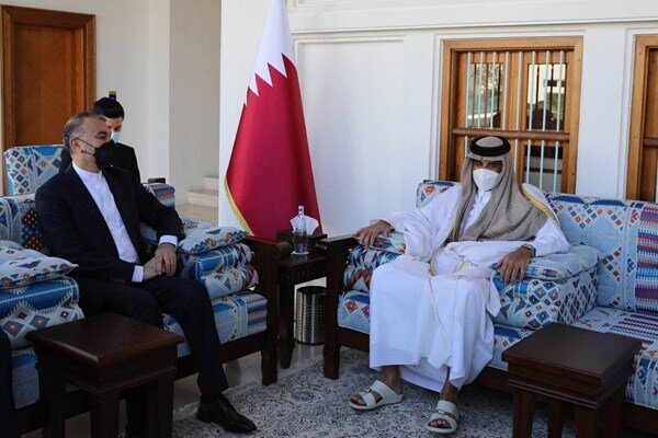 Iran FM meets Emir of Qatar, counterpart in Doha