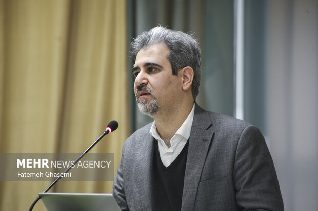 مصطفی بغدادی مدیرتوسعه اکوسیستم صندوق نوآوری و شکوفایی در حال سخنرانی در چهارمین رویداد پیوند فرهنگی (فرنو) می باشد