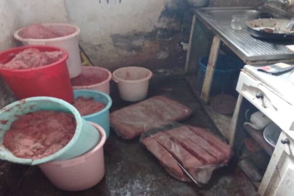 واحد غیرمجاز تولید همبرگر سوسیس و کالباس در رودهن پلمب شد