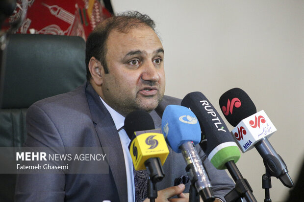 عبدالقیوم سلیمانی سرپرست سفارت افغانستان در تهران در حال پاسخ به خبرنگاران  پیرامون نشست سیاسیون با طالبان است