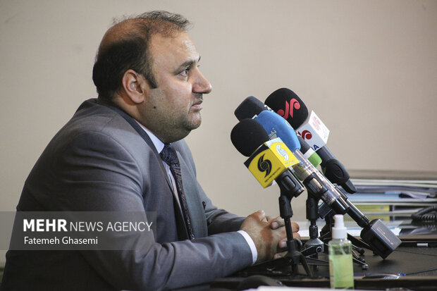 عبدالقیوم سلیمانی سرپرست سفارت افغانستان در تهران در حال پاسخ به خبرنگاران  پیرامون نشست سیاسیون با طالبان است