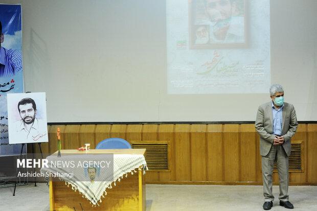 پدر شهید احمدی روشن در مراسم بزرگداشت شهید احمدی روشن حضور دارد