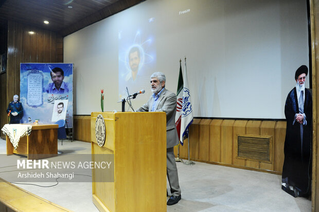 پدر شهید احمدی روشن در مراسم بزرگداشت شهید احمدی روشن سخنرانی می کند