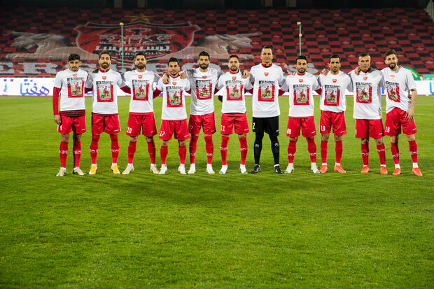 بازیکنان تیم فوتبال پرسپولیس تهران پیش از دیدار با تیم فوتبال فجر سپاسی شیراز عکی یادگاری می گیرند