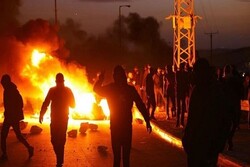 فلسطينيون يحرقون دورية أمن للكيان الصهيوني خلال احتجاجات النقب