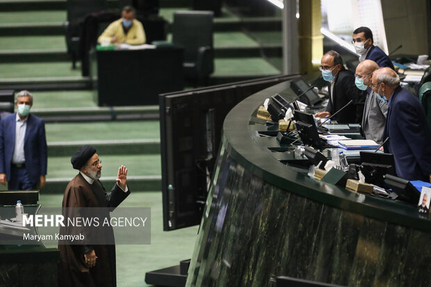 حجت الاسلام سید ابراهیم رئیسی رئیس جمهور پس از پایان سخنرانی در حال خروج از جلسه علنی مجلس شورای اسلامی است