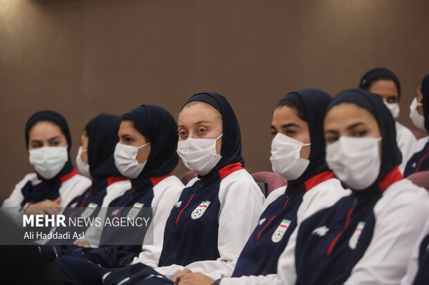 National women's football team departs for Asian nation cup