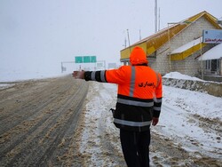 امدادرسانی به ۵۲ خودرو گرفتار در برف توسط راهداران کرمانشاهی