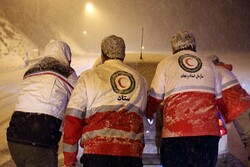 امدادرسانی هلال احمر کرمانشاه به ۲۰ مسافر گرفتار در برف طی امروز