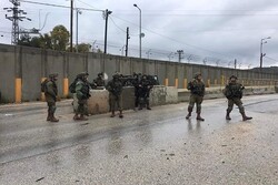 قوات الاحتلال تعتقل 100 فلسطيني في النقب وتغلق طريق جنين - نابلس