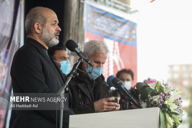  احمد وحیدی وزیر کشور در حال سخنرانی در مراسم خاکسپاری پیکر دو شهید گمنام هشت سال دفاع مقدس در وزارت کشور است
