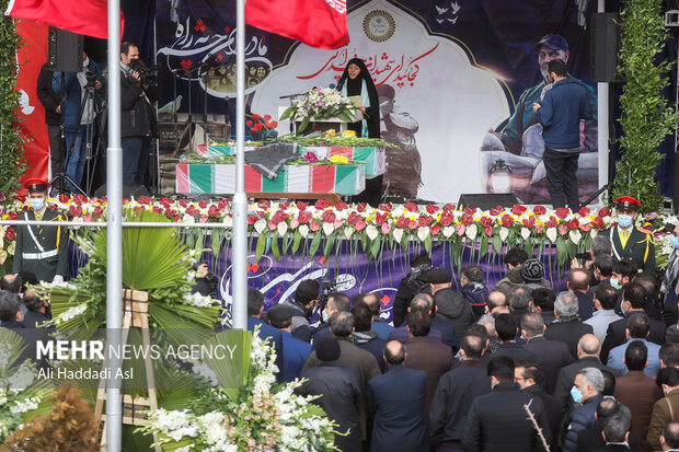 مراسم خاکسپاری پیکر دو شهید گمنام هشت سال دفاع مقدس در وزارت کشور برگزار شد