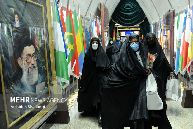 مادران و همسران شهدا در حال ورود به مراسم آیین تجلیل از مادران و همسران شهدا هستند