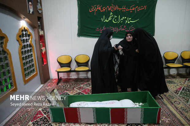  مادر شهید خسرو قادری قمصری در مراسم وداع  با شهید خسرو قادری قمصری حضور دارد