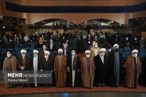 حاضرین در مراسم رونمایی از کتاب جهاد تبیین در حال ادای احترام به سرود جمهوری اسلامی ایران هستند