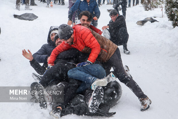 Snow brings joy to people in Tabriz
