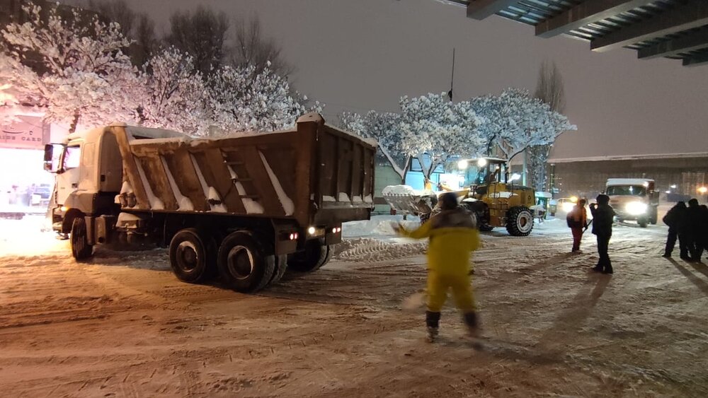 فعالیت ۵اکیپ برف روبی در شهر سنقر برای رفع انسداد و پاکسازی معابر