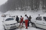 امدادرسانی به ۳۰ خودرو گرفتار در برف توسط هلال احمر گیلان