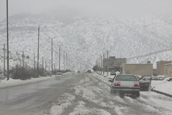 گرفتار شدن خودروها در گردنه «دهلیج» پلدختر به دلیل بارش برف