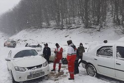 رهاسازی ۲۷خودرو گرفتار شده در برف در محور خوی_چالدران